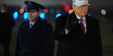 Трамп предупреждает о «плохих последствиях», если Иран не заключит сделку, в то время как второй американский авианосец приближается к Ближнему Востоку.