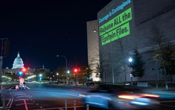 Великобритания обнародует документы о назначении Мандельсона послом на фоне растущего недовольства действиями Эпштейна.