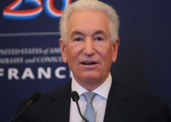 Посол США во Франции урегулировал дипломатический спор с Парижем по поводу убийства студента. Посол США во Франции урегулировал дипломатический спор с Парижем по поводу убийства студента.