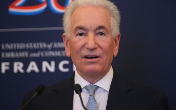 Посол США во Франции урегулировал дипломатический спор с Парижем по поводу убийства студента. Посол США во Франции урегулировал дипломатический спор с Парижем по поводу убийства студента.