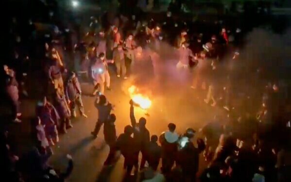 США и Израиль начали атаку на Иран на фоне высокой напряженности в переговорах по ядерной программе.