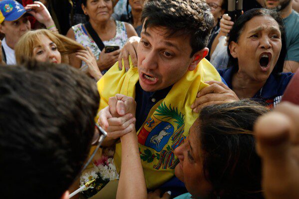 Главный прокурор Венесуэлы распорядился арестовать союзника лидера оппозиции спустя несколько часов после его освобождения.