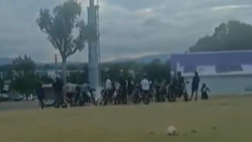 На видео запечатлено нападение велосипедистов на электровелосипедистах на спортивной площадке Голд-Коста.