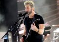 Посмотрите, как раздраженный Чад Крогер поет отрывок из песни Nickelback «Rockstar» для требовательного фаната в казино. Посмотрите, как раздраженный Чад Крогер поет отрывок из песни Nickelback «Rockstar» для требовательного фаната в казино.
