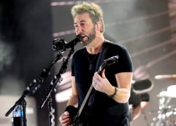Посмотрите, как раздраженный Чад Крогер поет отрывок из песни Nickelback «Rockstar» для требовательного фаната в казино. Посмотрите, как раздраженный Чад Крогер поет отрывок из песни Nickelback «Rockstar» для требовательного фаната в казино.