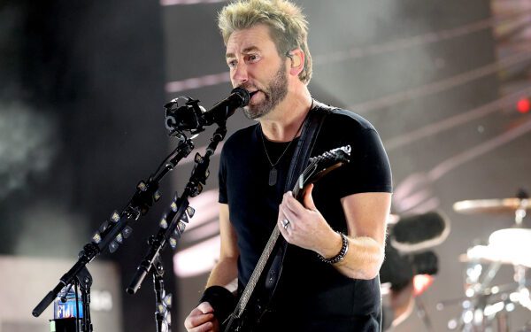 Посмотрите, как раздраженный Чад Крогер поет отрывок из песни Nickelback «Rockstar» для требовательного фаната в казино. Посмотрите, как раздраженный Чад Крогер поет отрывок из песни Nickelback «Rockstar» для требовательного фаната в казино.