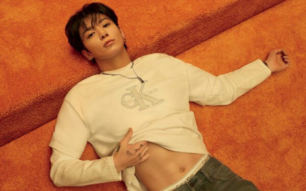 Посмотрите, как Чонгук из BTS снял клип на песню «Footloose» в танцевальном джинсовом образе для легендарного модного бренда. Посмотрите, как Чонгук из BTS снял клип на песню «Footloose» в танцевальном джинсовом образе для легендарного модного бренда.