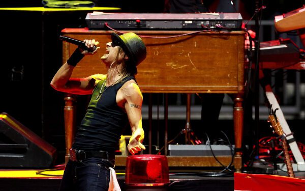 Мы посмотрели прямую трансляцию выступления Turning Point USA в перерыве матча, в котором приняли участие Kid Rock, Lee Brice и другие.