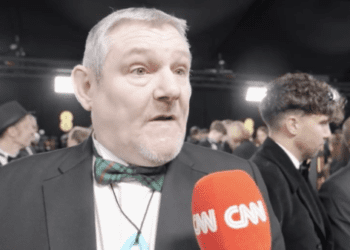 Что такое синдром Туретта? Понимание состояния после непроизвольного приступа аббревиатуры BAFTA у мужчины.