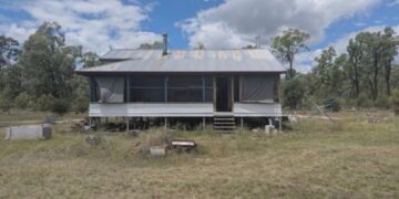 Дом в Виамбилле, где были застрелены трое невинных людей, выставлен на продажу.