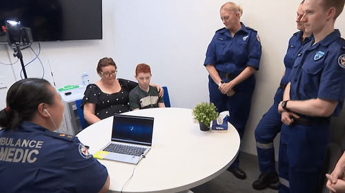 Мальчик награжден премией за храбрость за помощь в спасении жизни матери.