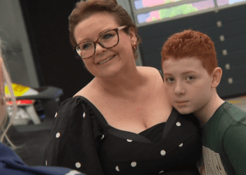 Мальчик награжден премией за храбрость за помощь в спасении жизни матери. Мальчик награжден премией за храбрость за помощь в спасении жизни матери.