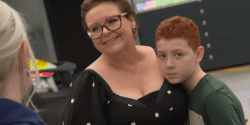 Мальчик награжден премией за храбрость за помощь в спасении жизни матери.