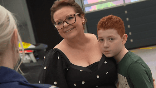 Мальчик награжден премией за храбрость за помощь в спасении жизни матери. Мальчик награжден премией за храбрость за помощь в спасении жизни матери.