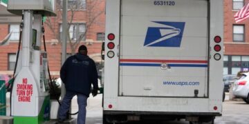 Два пилота погибли в результате столкновения самолета с пожарной машиной в нью-йоркском аэропорту ЛаГуардия.