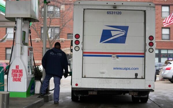 Два пилота погибли в результате столкновения самолета с пожарной машиной в нью-йоркском аэропорту ЛаГуардия.