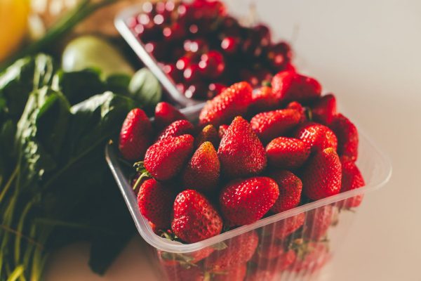 Продукция, вошедшая в список «Грязной дюжины» 2026 года: почти 100% образцов показали наличие пестицидов, включая «вечные химикаты».