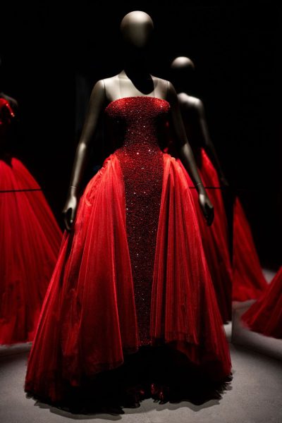 Масштабная выставка рассказывает о том, как дизайнер-сюрреалист Эльза Скьяпарелли переосмыслила моду.