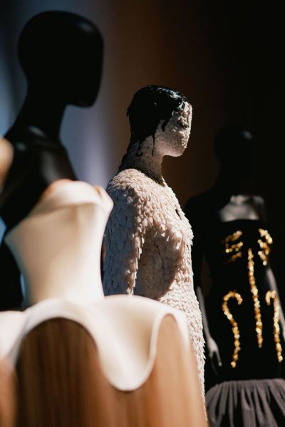 Масштабная выставка рассказывает о том, как дизайнер-сюрреалист Эльза Скьяпарелли переосмыслила моду.