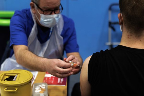 В Великобритании произошла вспышка менингита типа B. Что следует знать людям.