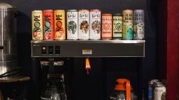 Священник помог ей осознать свою проблему с алкоголем. Беседы с Иисусом помогли ей оставаться трезвой. Она не единственная, кто столкнулся с подобной проблемой.