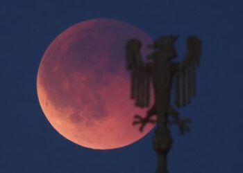 Сегодня вечером взойдет редкая кровавая луна — вот как ее увидеть.