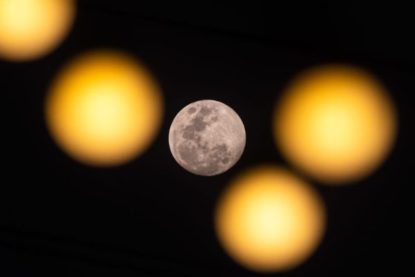 Полное лунное затмение окрасит Луну в красный цвет. Вот как это наблюдать.