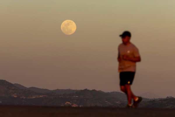 Полное лунное затмение окрасит Луну в красный цвет. Вот как это наблюдать.