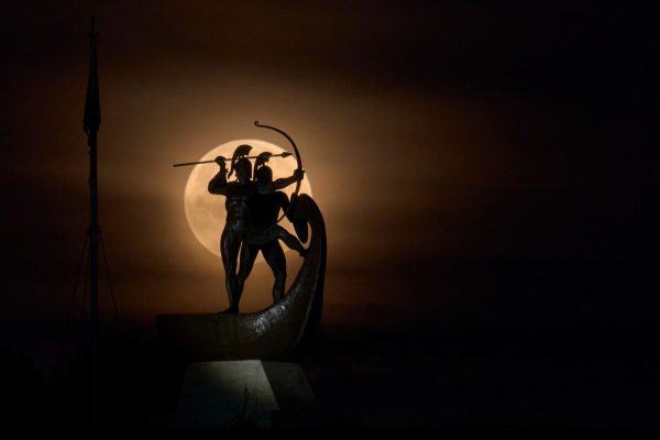 Полное лунное затмение окрасит Луну в красный цвет. Вот как это наблюдать.