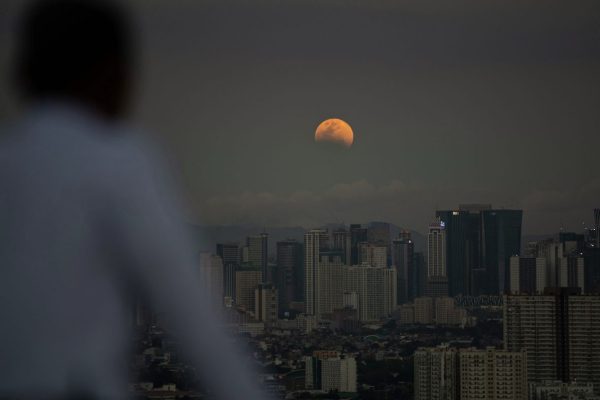 Полное лунное затмение окрасит Луну в красный цвет. Вот как это наблюдать.