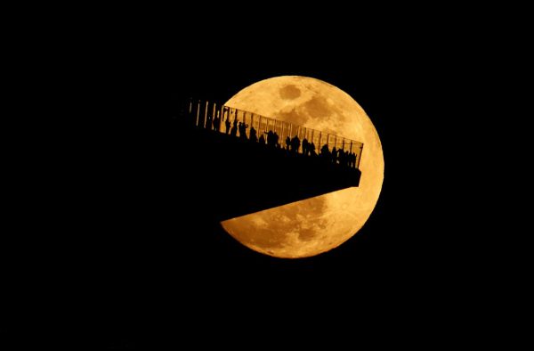 Полное лунное затмение окрасит Луну в красный цвет. Вот как это наблюдать.