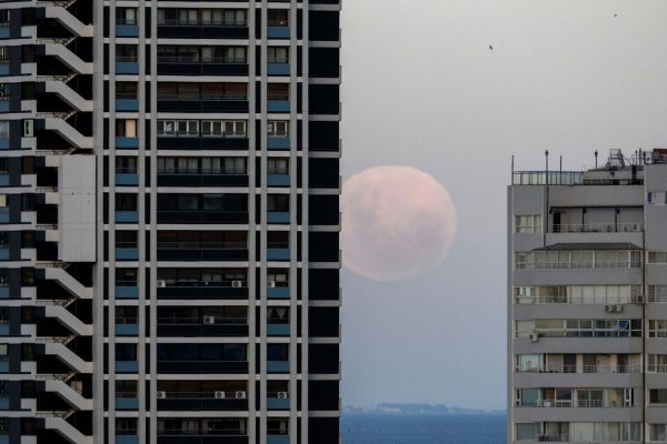 Полное лунное затмение окрасит Луну в красный цвет. Вот как это наблюдать.
