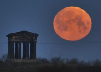 Полное лунное затмение окрасит Луну в красный цвет. Вот как это наблюдать.