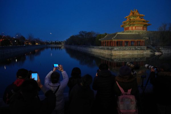 Полное лунное затмение окрасит Луну в красный цвет. Вот как это наблюдать.