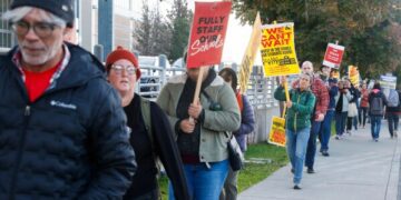 Заторы в аэропорту уменьшаются по мере выплаты заработной платы сотрудникам TSA, но закрытие аэропорта продолжается.