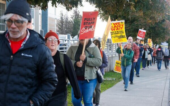Заторы в аэропорту уменьшаются по мере выплаты заработной платы сотрудникам TSA, но закрытие аэропорта продолжается. Заторы в аэропорту уменьшаются по мере выплаты заработной платы сотрудникам TSA, но закрытие аэропорта продолжается.