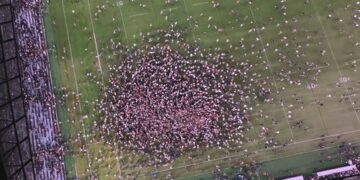 Албанезе говорит, что риск штрафа «стоит того», чтобы присоединиться к празднованию, когда Алекс Джонстон вошел в историю NRL.