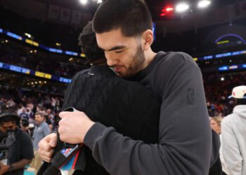 Поражение в турнире NCAA — это не просто очередное поражение. Для ребят на площадке это нечто гораздо большее. Поражение в турнире NCAA — это не просто очередное поражение. Для ребят на площадке это нечто гораздо большее.