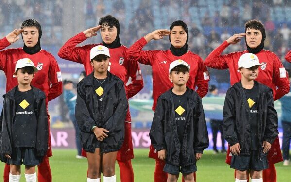 Еще три участницы женской сборной Ирана по футболу решили не оставаться в Австралии в качестве беженцев. Еще три участницы женской сборной Ирана по футболу решили не оставаться в Австралии в качестве беженцев.