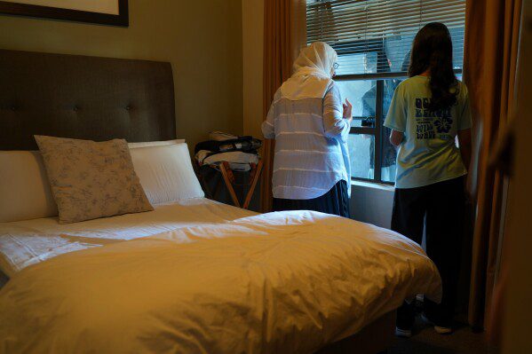 Агентство AP выяснило, что израильская группа тайно организовала загадочные рейсы по эвакуации палестинцев из Газы.