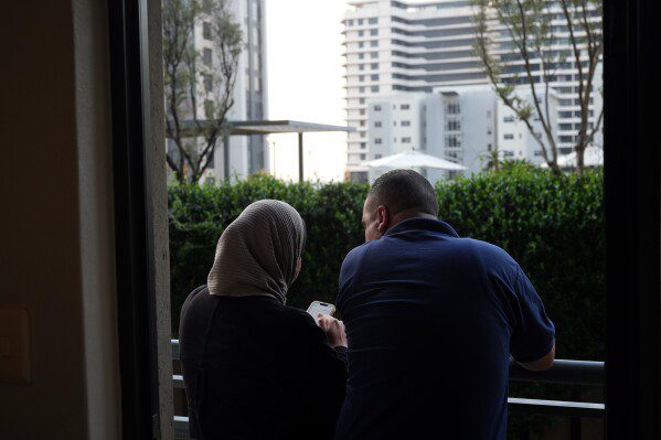 Агентство AP выяснило, что израильская группа тайно организовала загадочные рейсы по эвакуации палестинцев из Газы.