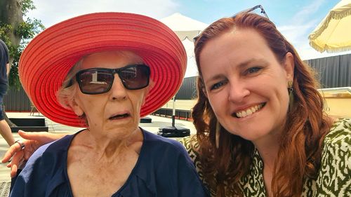 В последние дни своей жизни Хелен не могла глотать. Ее семья чувствовала себя беспомощной.