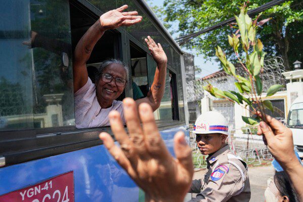 По меньшей мере 22 человека погибли в Пакистане при попытке протестующих штурмовать консульство США.