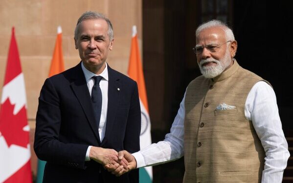 По меньшей мере 22 человека погибли в Пакистане при попытке протестующих штурмовать консульство США.