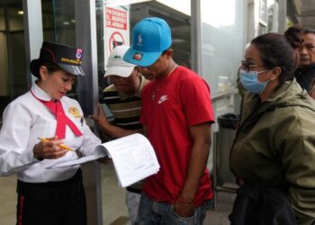 Глава вооруженных сил заявил, что в результате крушения военного самолета в Колумбии погибли по меньшей мере 66 человек.