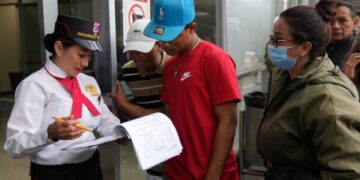 Глава вооруженных сил заявил, что в результате крушения военного самолета в Колумбии погибли по меньшей мере 66 человек.