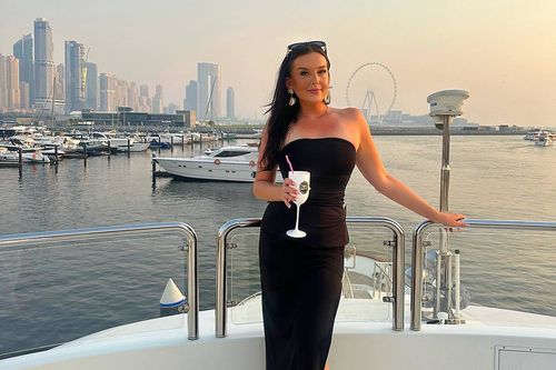 Жителям Австралии, находящимся в странах Персидского залива, настоятельно рекомендуется немедленно вернуться домой. Экспаты, такие как Джессика, остаются.