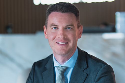 Жителям Австралии, находящимся в странах Персидского залива, настоятельно рекомендуется немедленно вернуться домой. Экспаты, такие как Джессика, остаются.