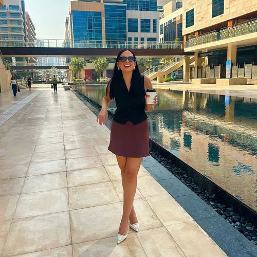 Жителям Австралии, находящимся в странах Персидского залива, настоятельно рекомендуется немедленно вернуться домой. Экспаты, такие как Джессика, остаются.