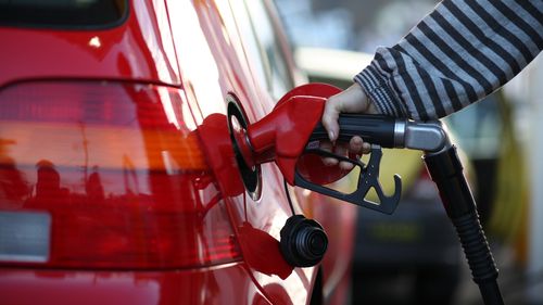 Жителям Австралии, возможно, придется ждать несколько дней или даже недель, чтобы сэкономить 19 долларов на заправке.